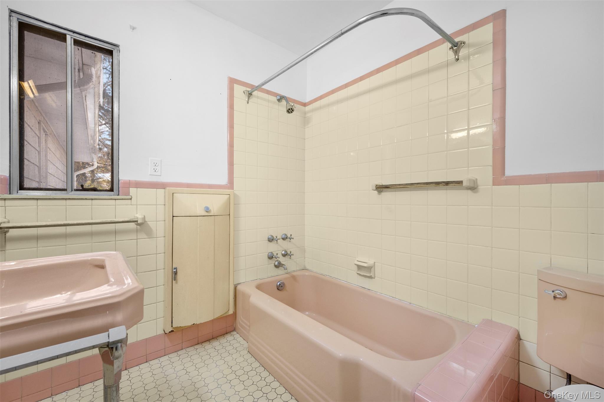 66 Deepdale Drive Great Neck, NY 11021 - Photo 27 of 48 a bathroom with a sink a toilet and a bathtub
