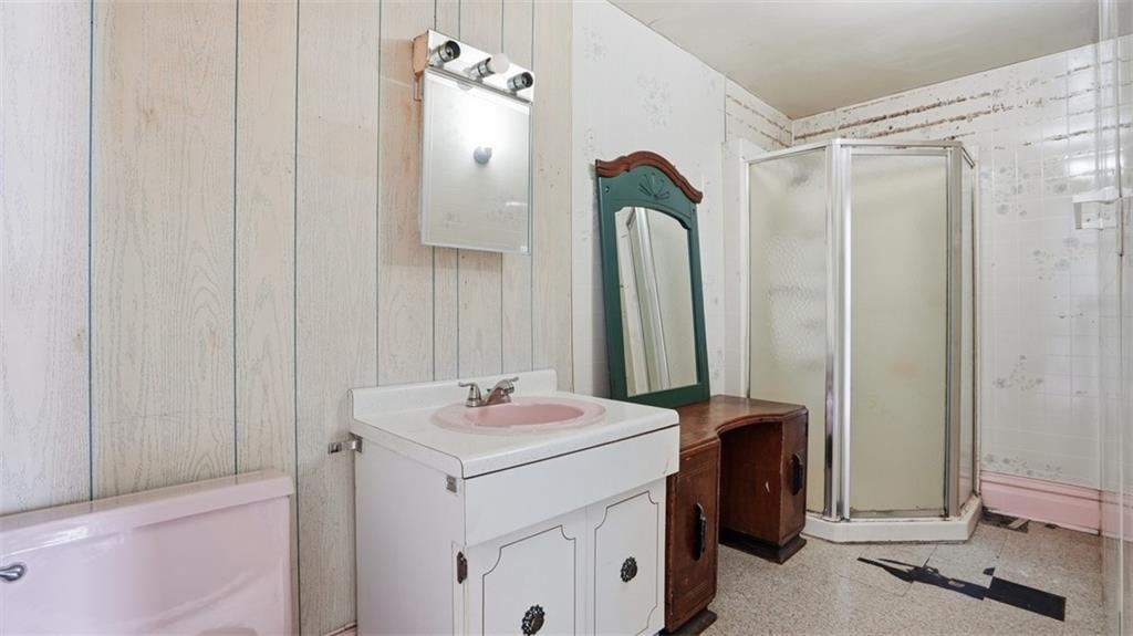 328 West New Castle Street Butler, PA 16001 - Photo 15 of 42 Main level full bathroom