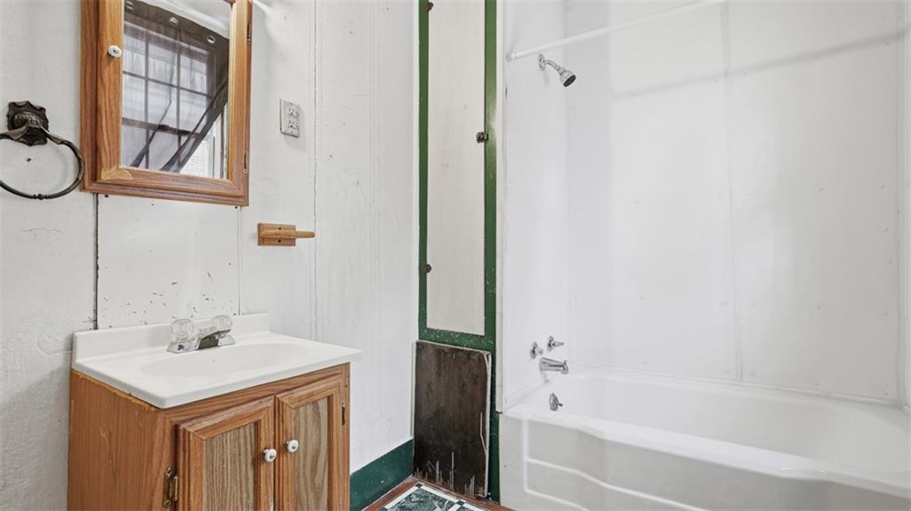 328 West New Castle Street Butler, PA 16001 - Photo 31 of 42 2nd Floor Full Bathroom