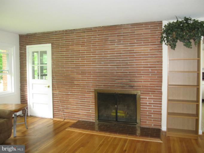 7926 Springway Road Towson, MD 21204 - Photo 4 of 12 Living Room