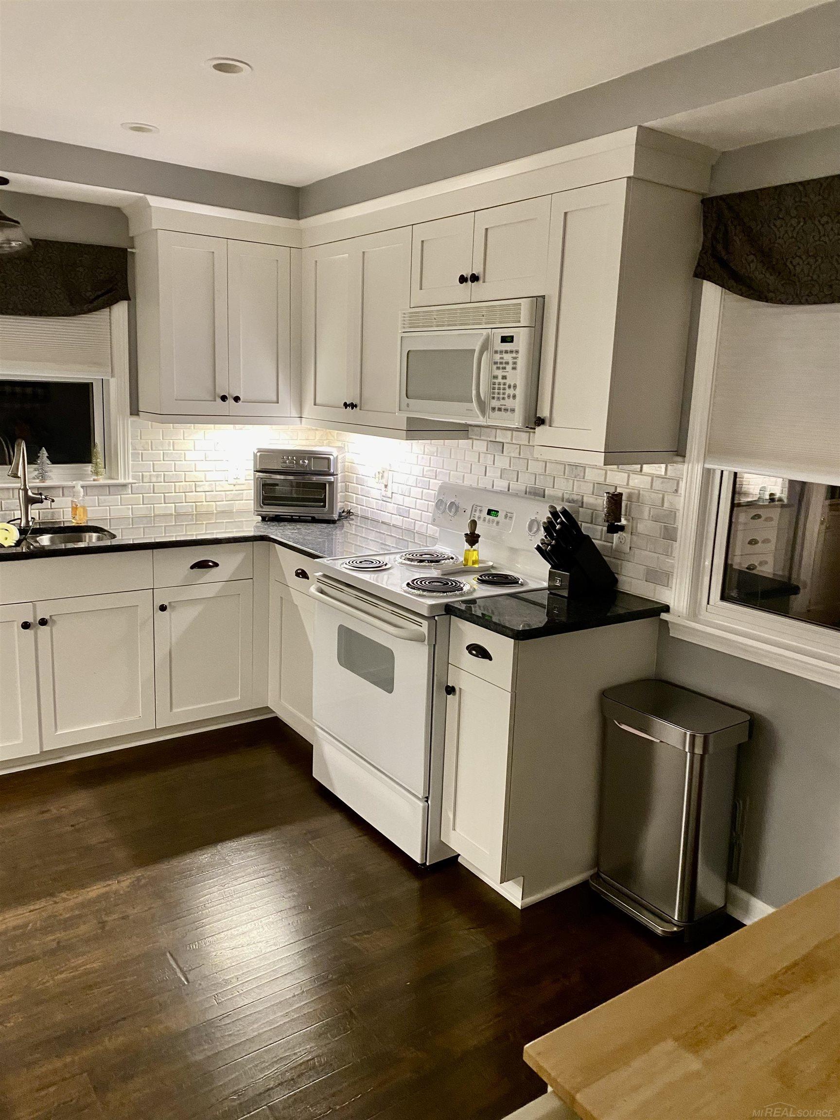 3939 Amherst Road Royal Oak, MI 48073 - Photo 12 of 54 50099158-11.JPG