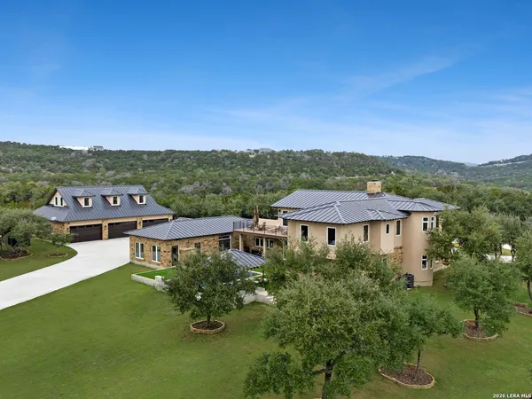 a view of a house with a backyard