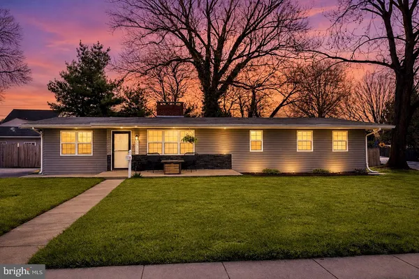 a view of a house with a yard