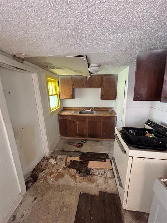 1918 North 6th Street, Unit R Wichita Falls, TX 76301 - Photo 9 of 14 a kitchen with a stove and a refrigerator