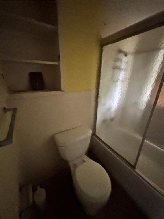 1918 North 6th Street, Unit R Wichita Falls, TX 76301 - Photo 10 of 14 a bathroom with a toilet