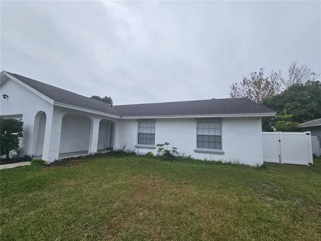 a view of a backyard