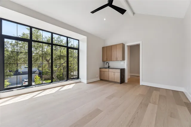 a view of a house with backyard and garden