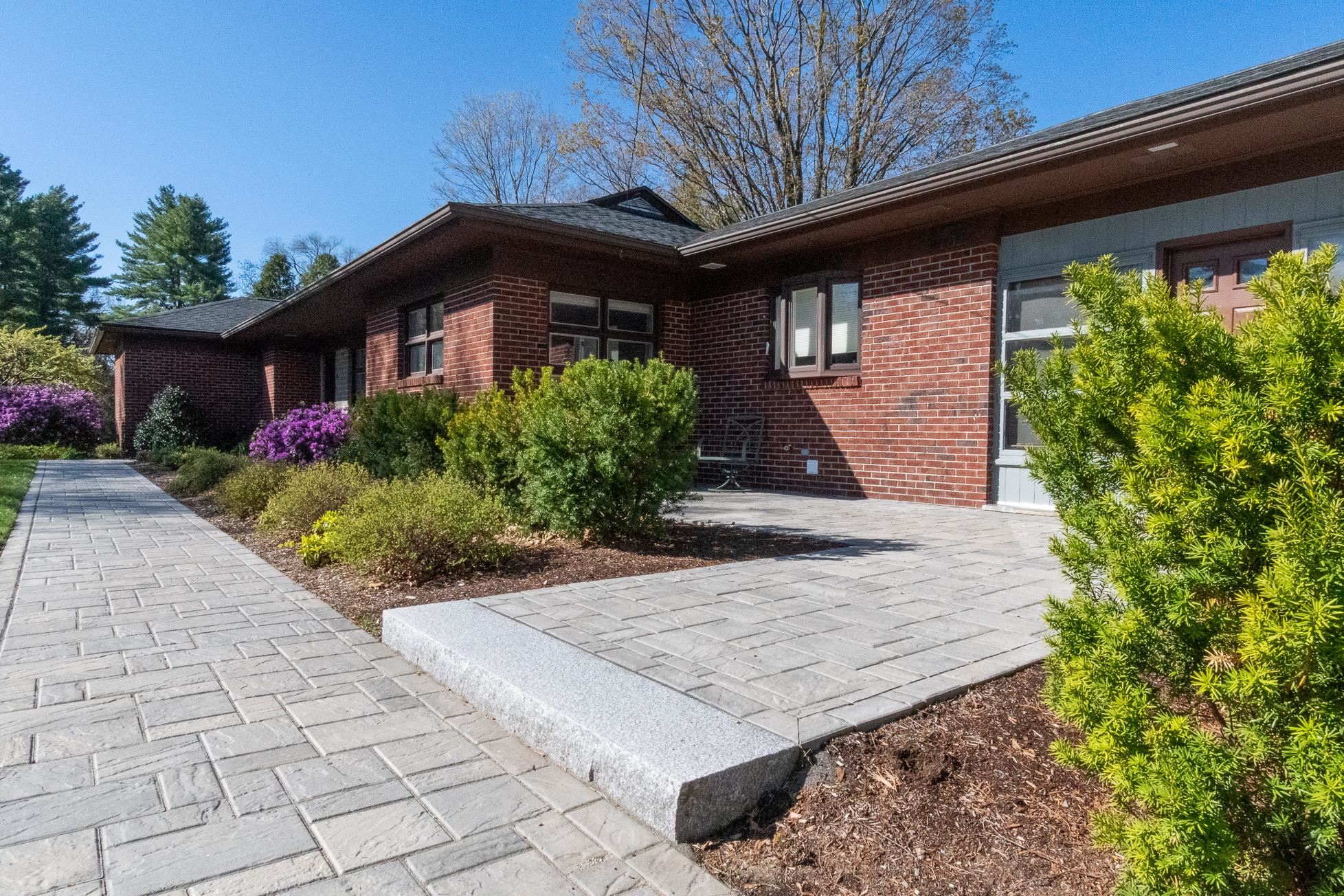 121 Madeline Road Manchester, NH 03104 - Photo 2 of 55 Gallery Image 2