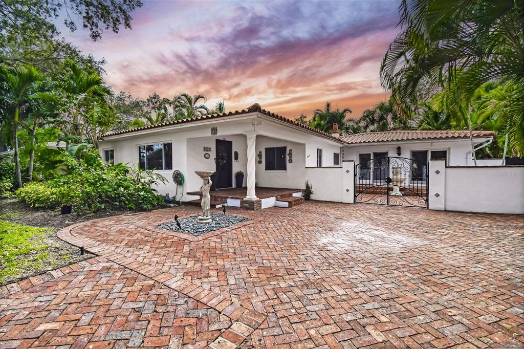 209 Rialto Way Northeast St. Petersburg, FL 33704 - Photo 1 of 1