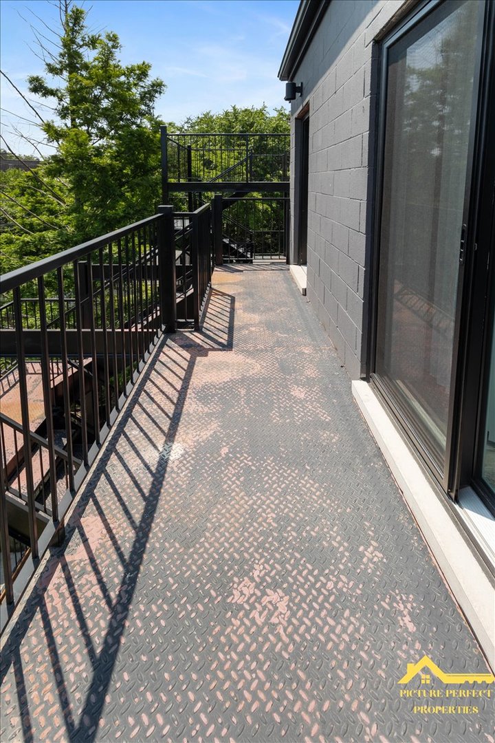 6337 South Ellis Avenue, Unit 3 Chicago, IL 60637 - Photo 11 of 12 a view of balcony with wooden floor and fence