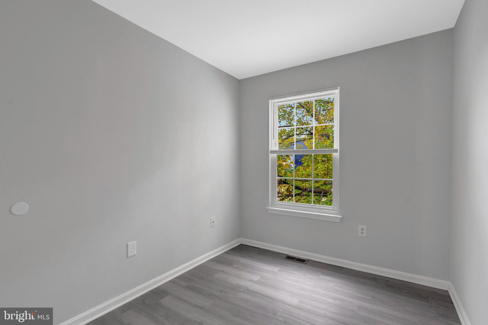 7905 Brighton Way Manassas, VA 20109 - Photo 19 of 32 an empty room with windows