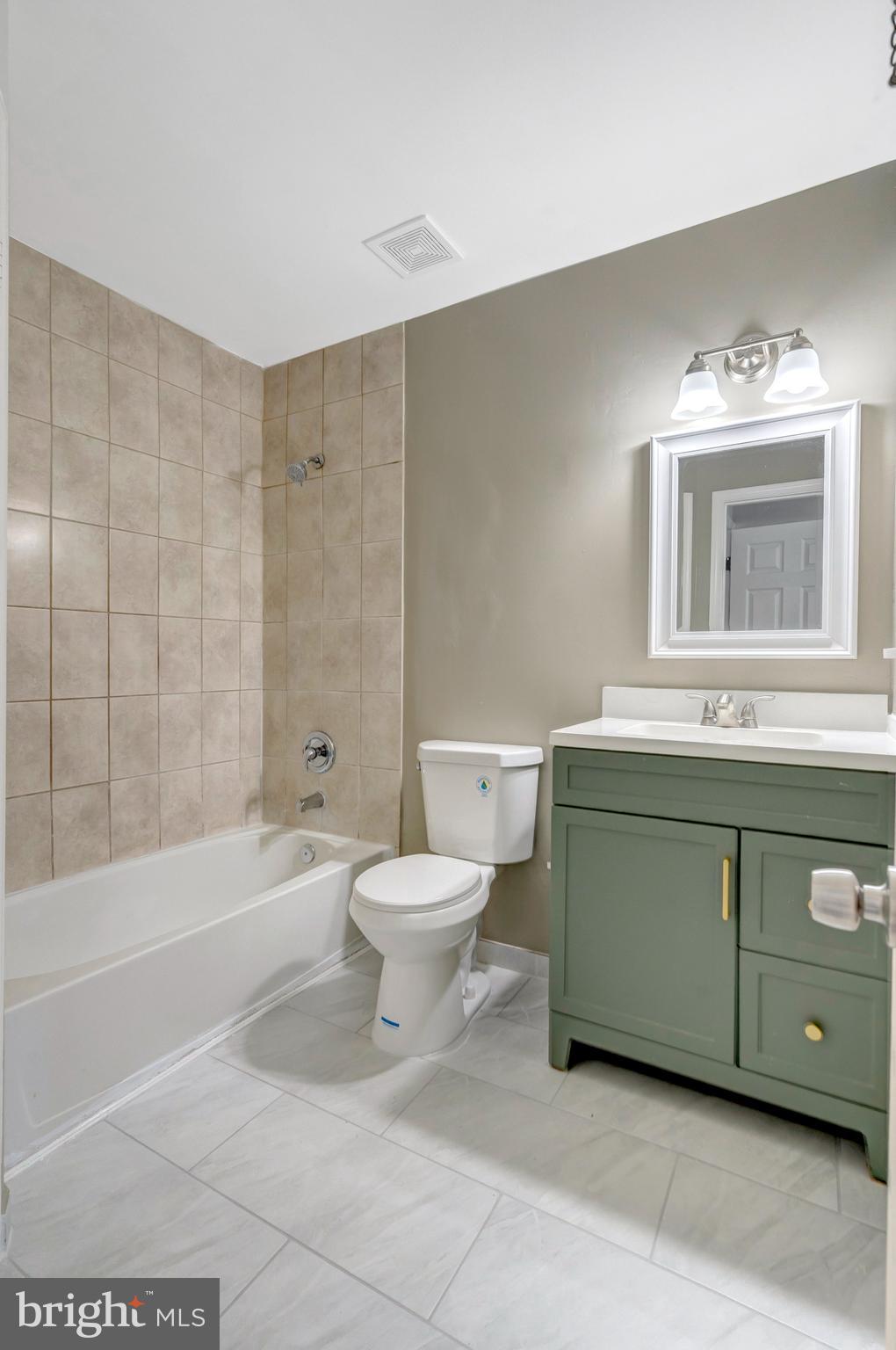 7905 Brighton Way Manassas, VA 20109 - Photo 30 of 32 a bathroom with a toilet a sink and a bathtub