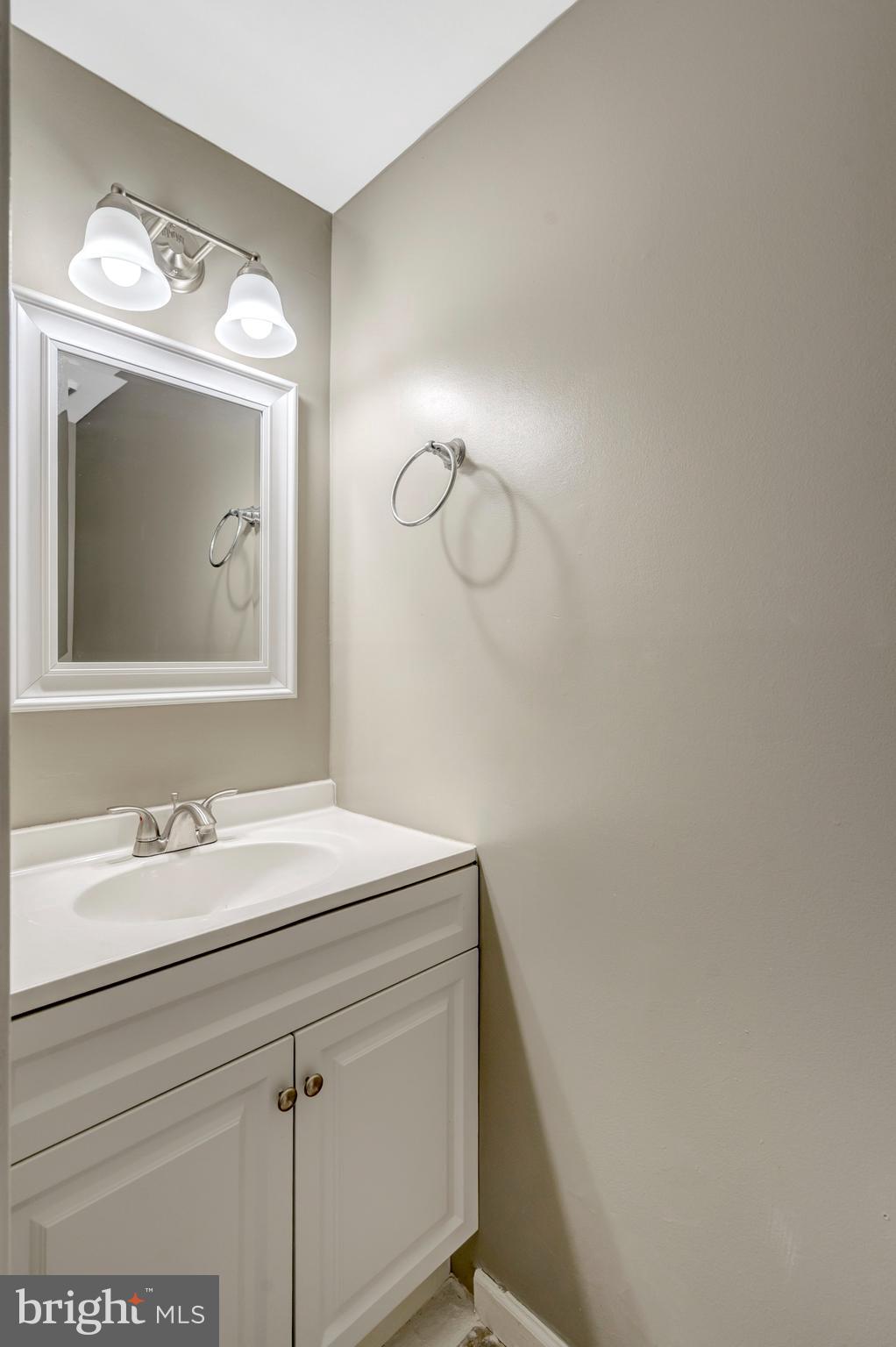 7905 Brighton Way Manassas, VA 20109 - Photo 4 of 32 a bathroom with a sink vanity and mirror