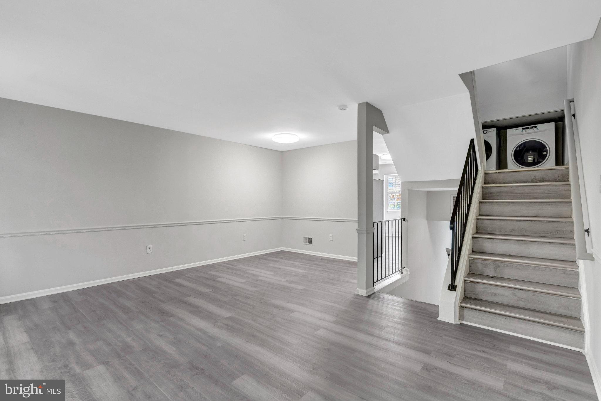 7905 Brighton Way Manassas, VA 20109 - Photo 8 of 32 a view of a livingroom with wooden floor