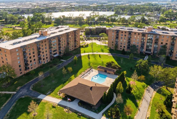 $275,000 | 1777 West Crystal Lane, Unit 602, Mount Prospect, IL 60056