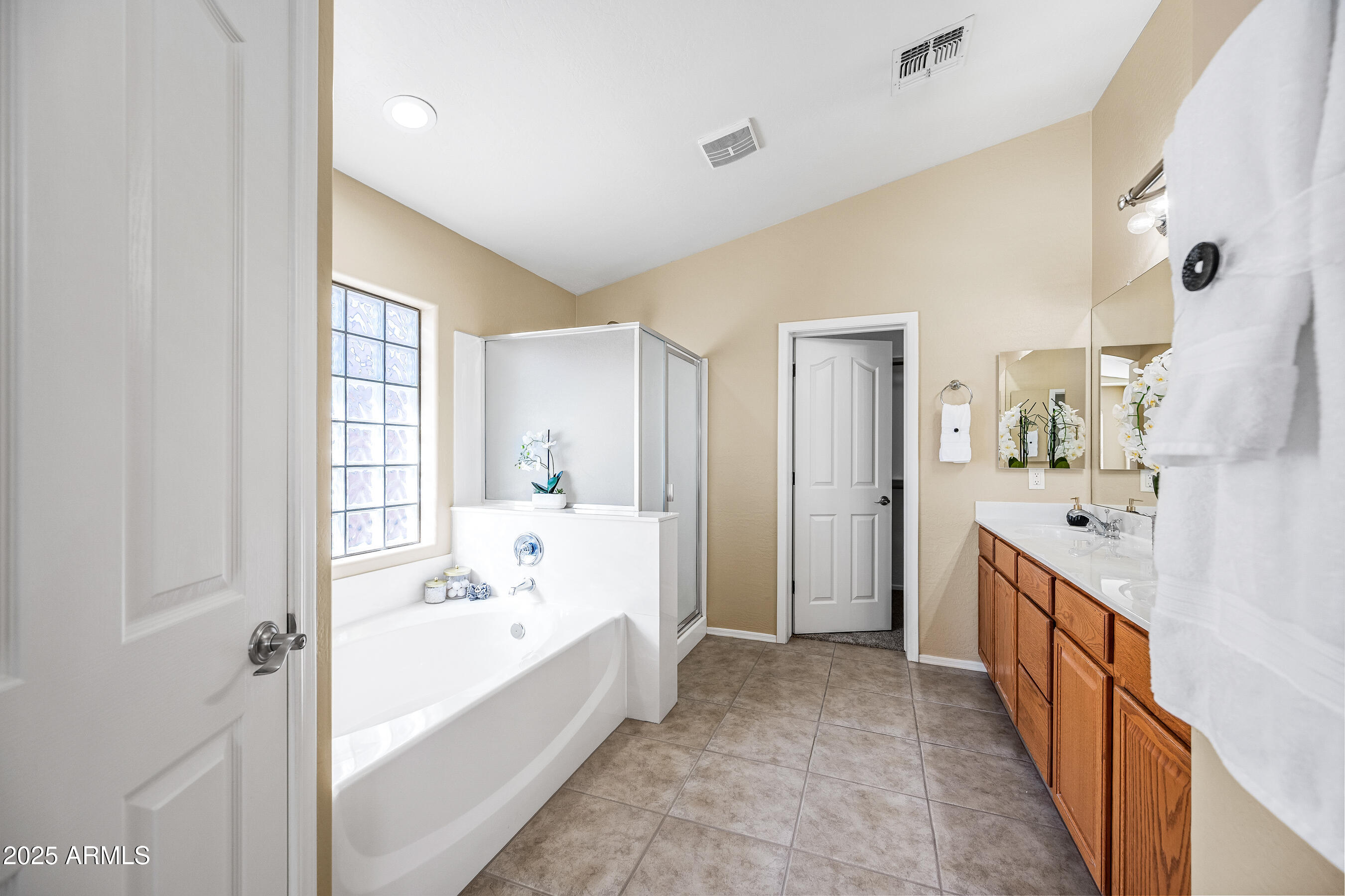 3471 East Fairview Street Gilbert, AZ 85295 - Photo 32 of 48 a bathroom with a bathtub sink and mirror