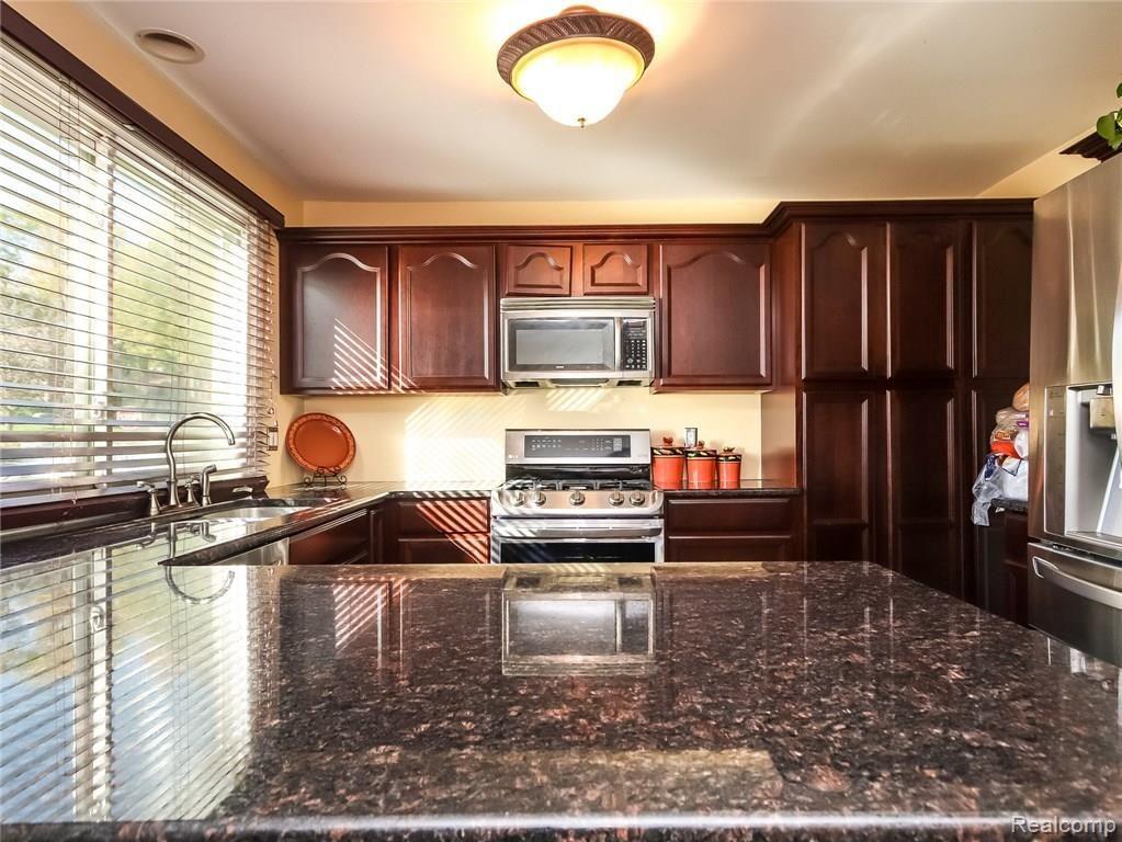 36837 Chesapeake Road Farmington Hills, MI 48335 - Photo 11 of 35