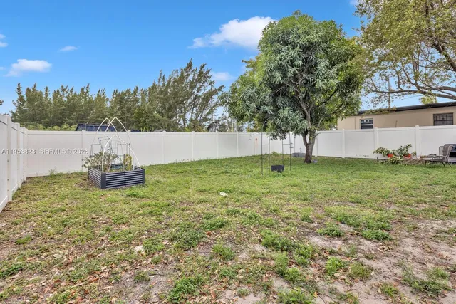 a view of a backyard