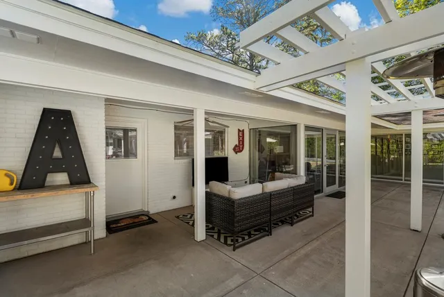 a view of livingroom with furniture
