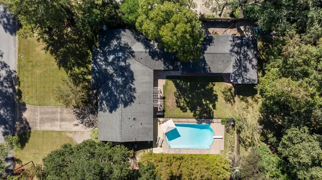 an aerial view of a house having yard