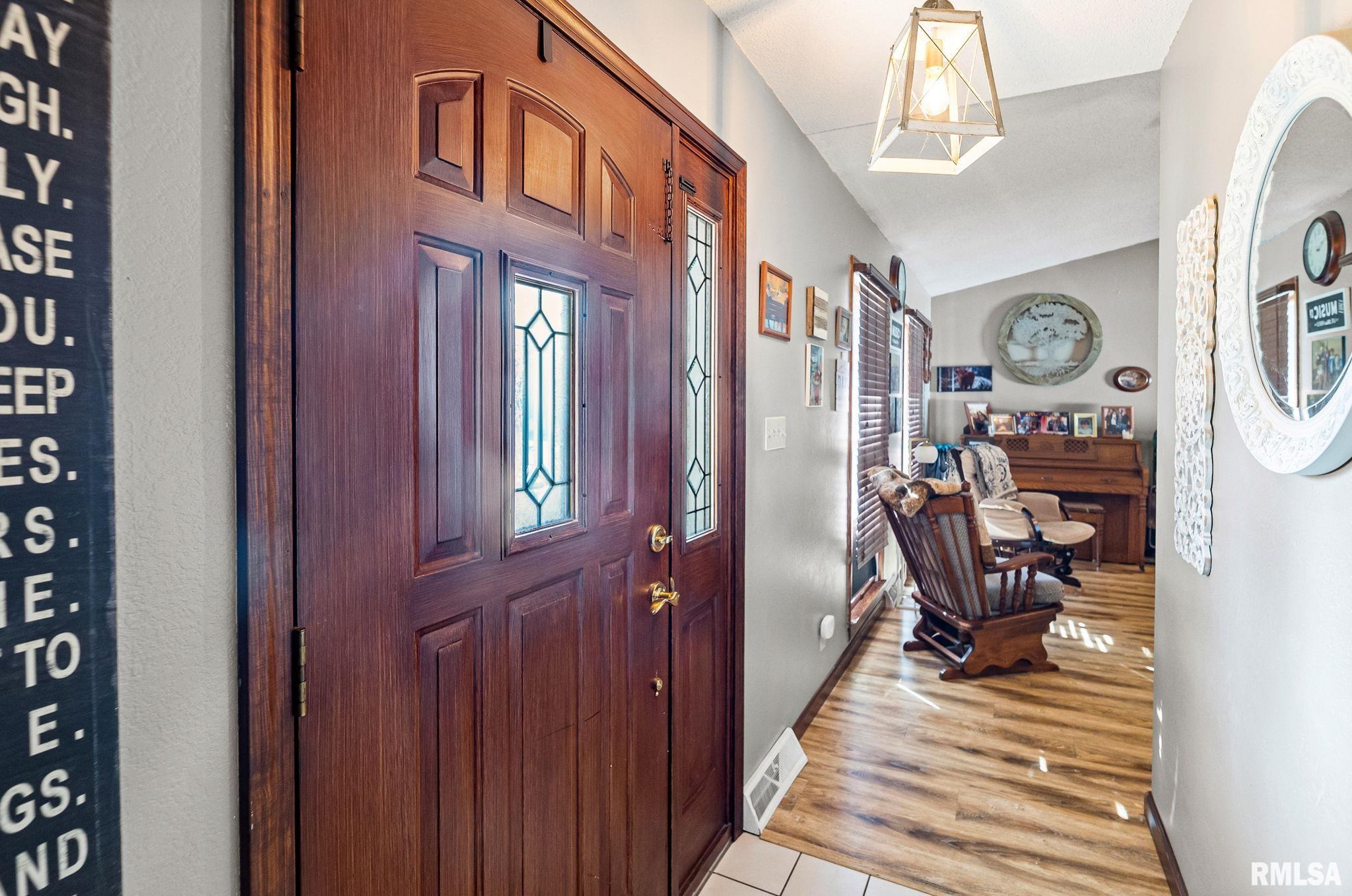 628 Tracy Terrace Centralia, IL 62801 - Photo 4 of 48