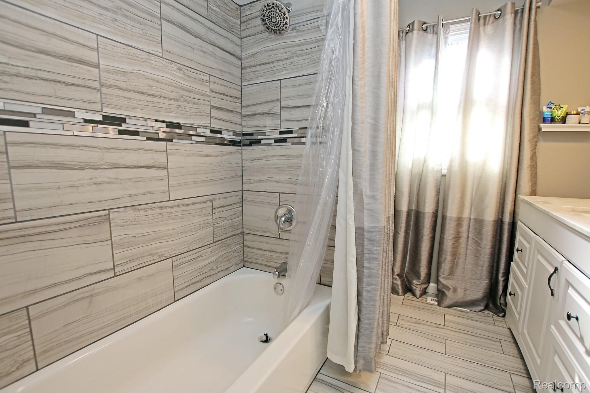 5466 Torrey Road Flint, MI 48507 - Photo 25 of 45 29) Bathroom.jpg