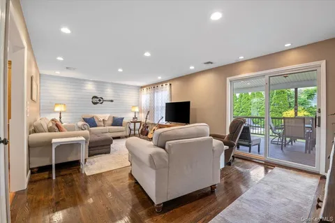 $999,999 | 4 Westbury Avenue, Plainview, NY 11803