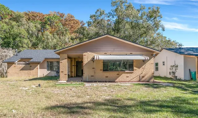 a view of a house with backyard