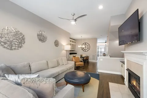 $900,000 | 1816 South Indiana Avenue, Unit D, Chicago, IL 60616