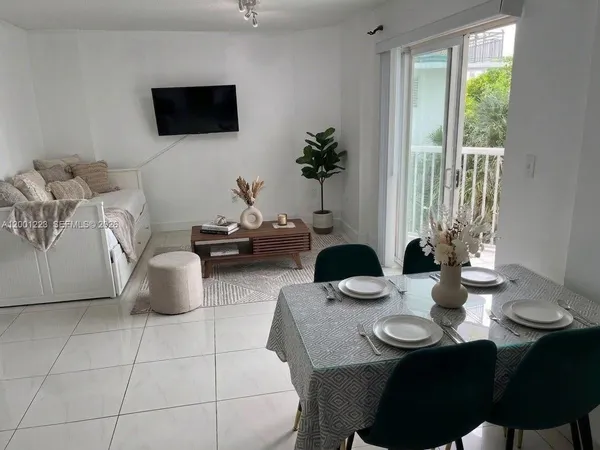 $2,900 | 280 Southwest 20th Road, Unit 504, Miami, FL 33129
