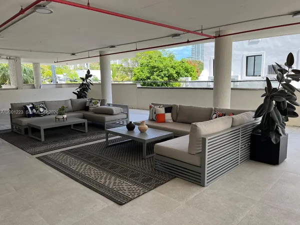 $2,900 | 280 Southwest 20th Road, Unit 504, Miami, FL 33129