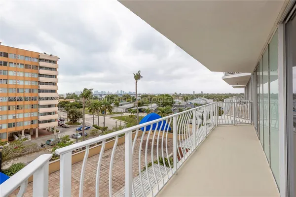 $2,900 | 7601 East Treasure Drive, Unit 607, North Bay Village, FL 33141