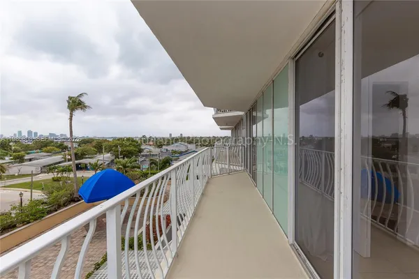 $2,900 | 7601 East Treasure Drive, Unit 607, North Bay Village, FL 33141