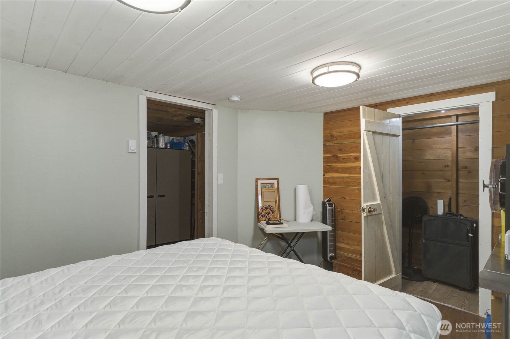 462 Beach Street Pateros, WA 98846 - Photo 24 of 30 a bedroom with a bed and a mirror