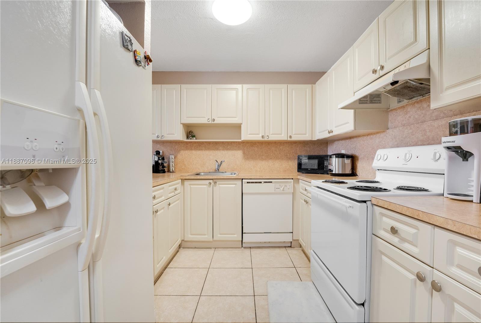 6990 Northwest 186th Street, Unit 4511 Hialeah, FL 33015 - Photo 4 of 29 a kitchen with cabinets and appliances