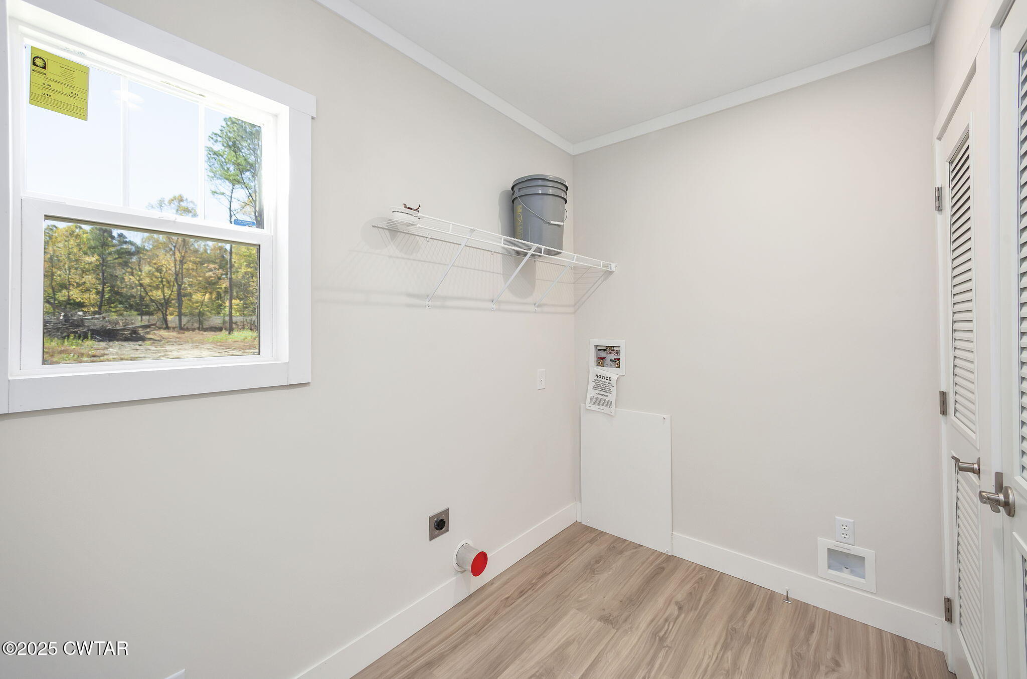 2127 North Royal Street Jackson, TN 38305 - Photo 12 of 26 a view of small space with wooden floor and white walls