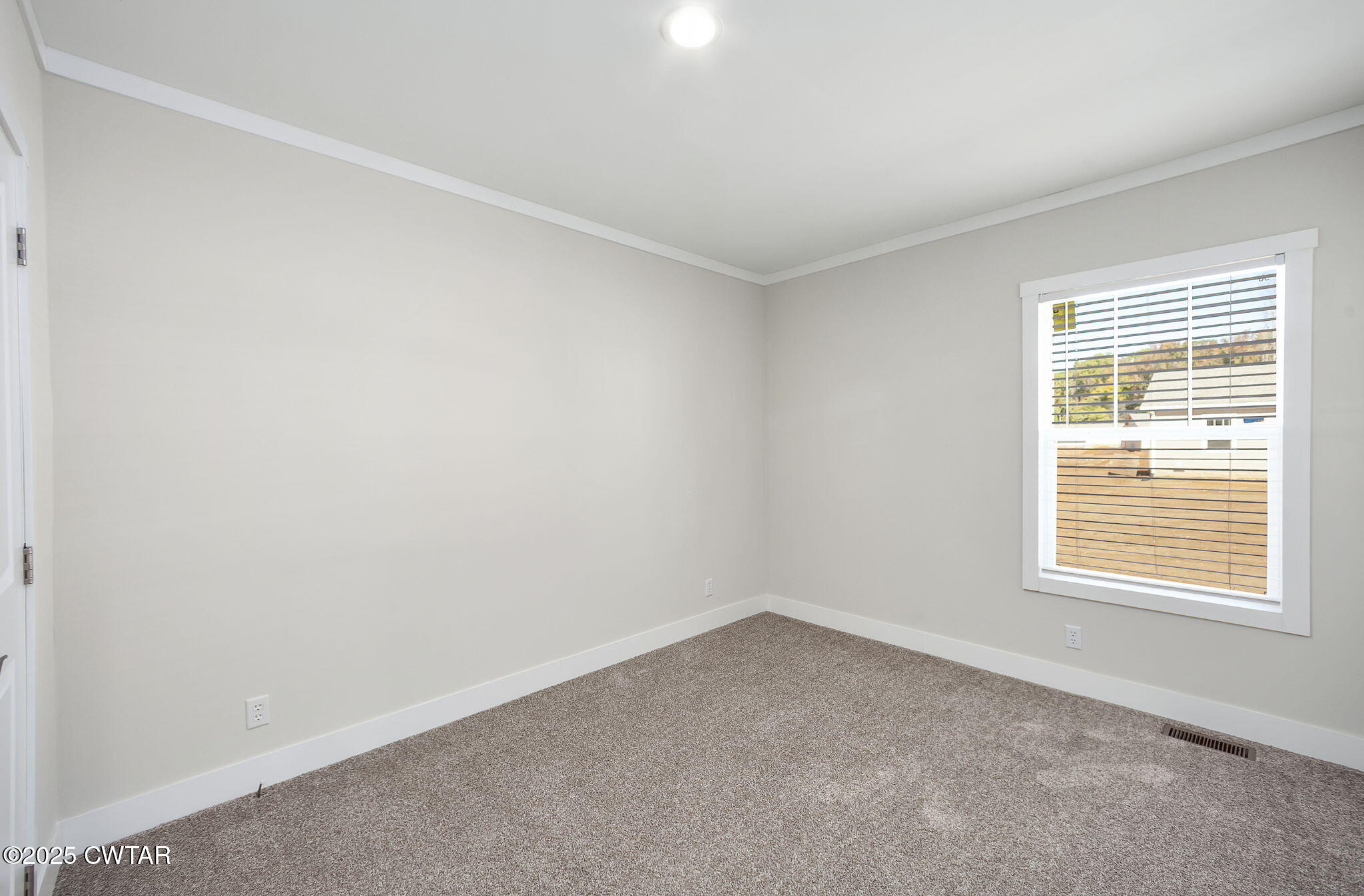 2127 North Royal Street Jackson, TN 38305 - Photo 17 of 26 an empty room with a window