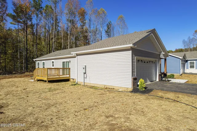 a view of a house with backyard