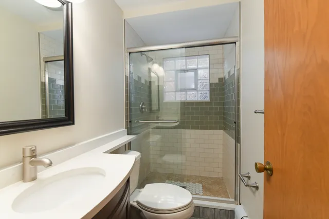 $2,150 | 8629 West Summerdale Avenue, Unit 2, Chicago, IL 60656