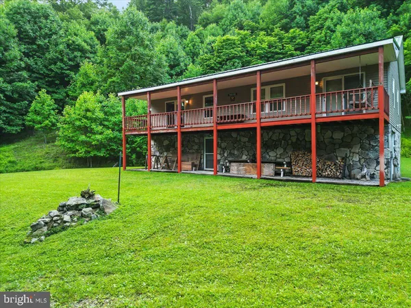 a view of a house with backyard and garden