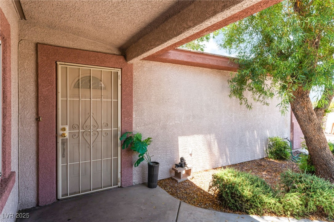 4656 East Desert Inn Road Las Vegas, NV 89121 - Photo 62 of 98 4652 E DI Entrance to property with stucco siding