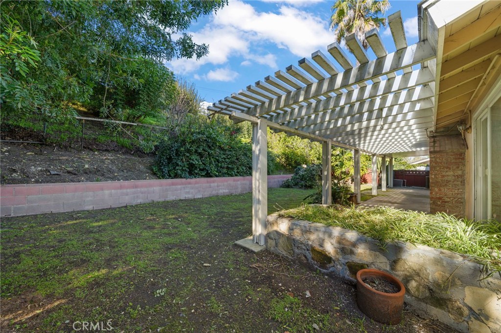 27151 Pembina Road Rancho Palos Verdes, CA 90275 - Photo 28 of 33 a view of a backyard with plants
