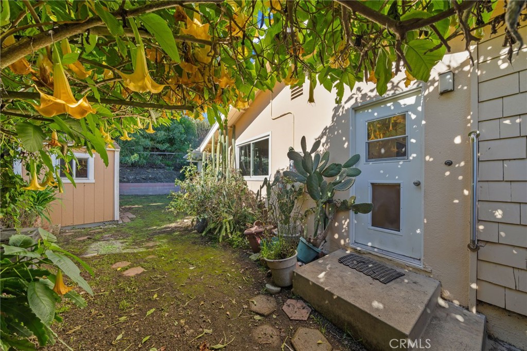27151 Pembina Road Rancho Palos Verdes, CA 90275 - Photo 29 of 33 a backyard of a house with lots of green space