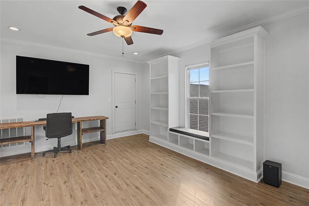550 Ramsey Road Stonewall, LA 71078 - Photo 27 of 40 a living room with furniture and a flat screen tv