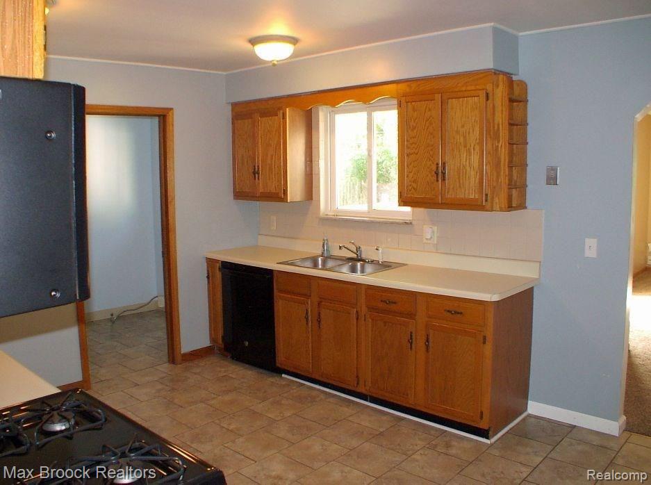 3240 Harrison Avenue Rochester, MI 48307 - Photo 8 of 12 kitchen3.jpg