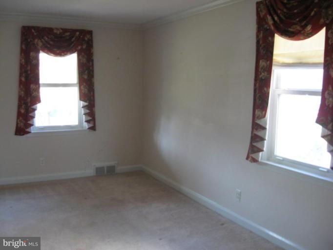1000 Elm Road Arbutus, MD 21227 - Photo 2 of 16 Living Room