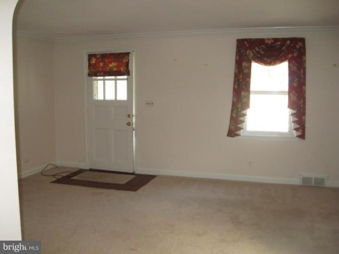 1000 Elm Road Arbutus, MD 21227 - Photo 3 of 16 Living Room #2