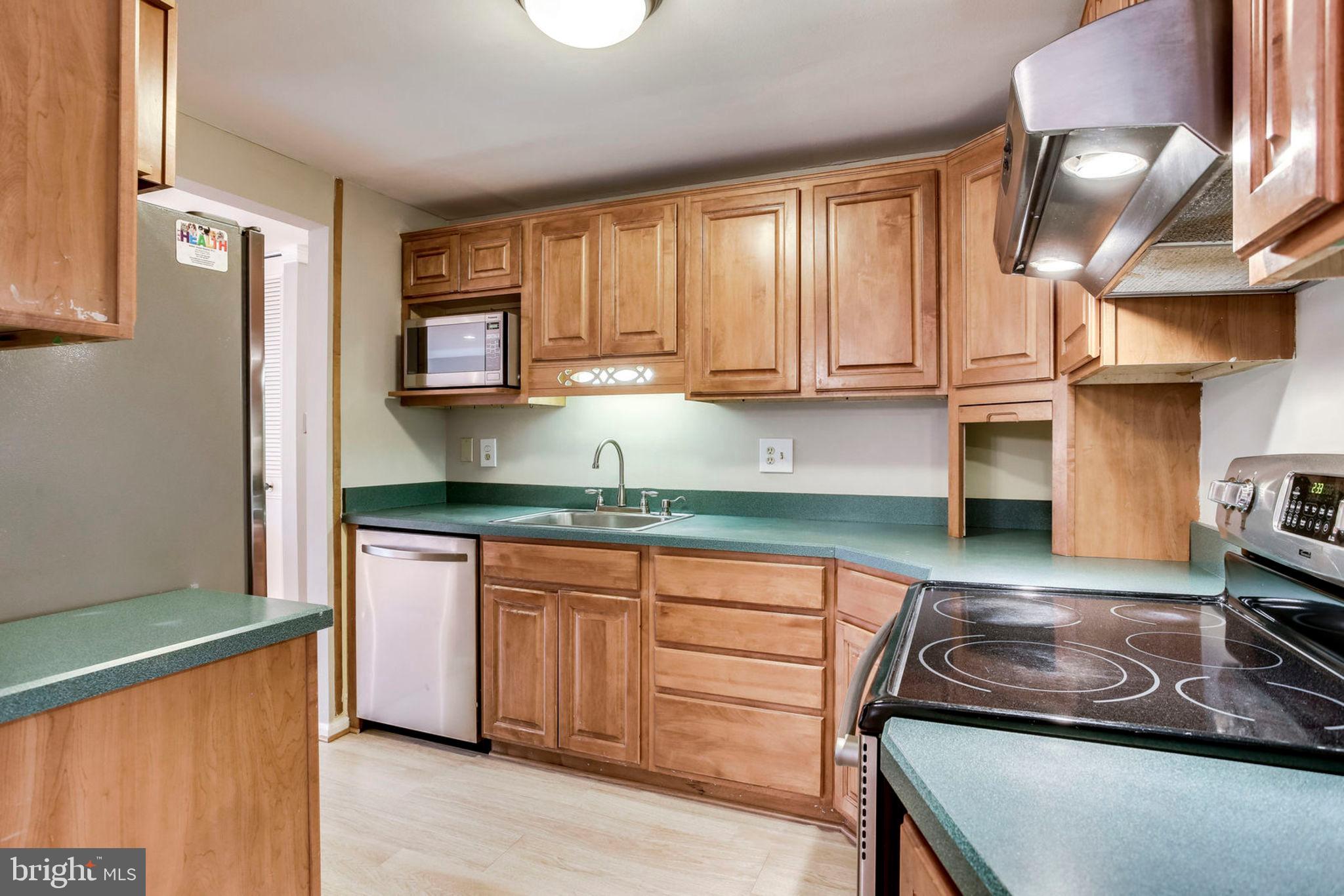 11001 Howland Drive Reston, VA 20191 - Photo 6 of 41 Kitchen