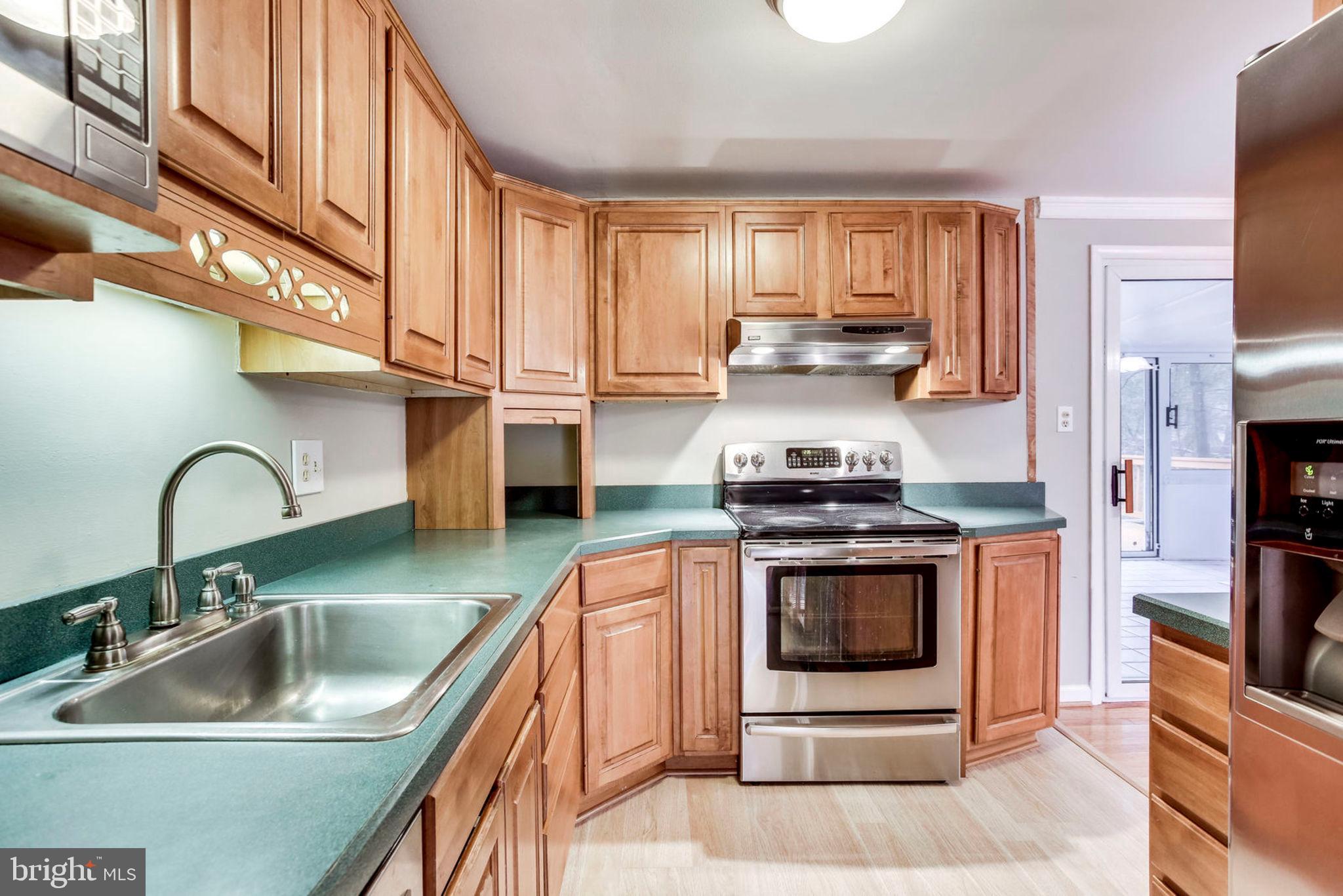 11001 Howland Drive Reston, VA 20191 - Photo 7 of 41 Kitchen