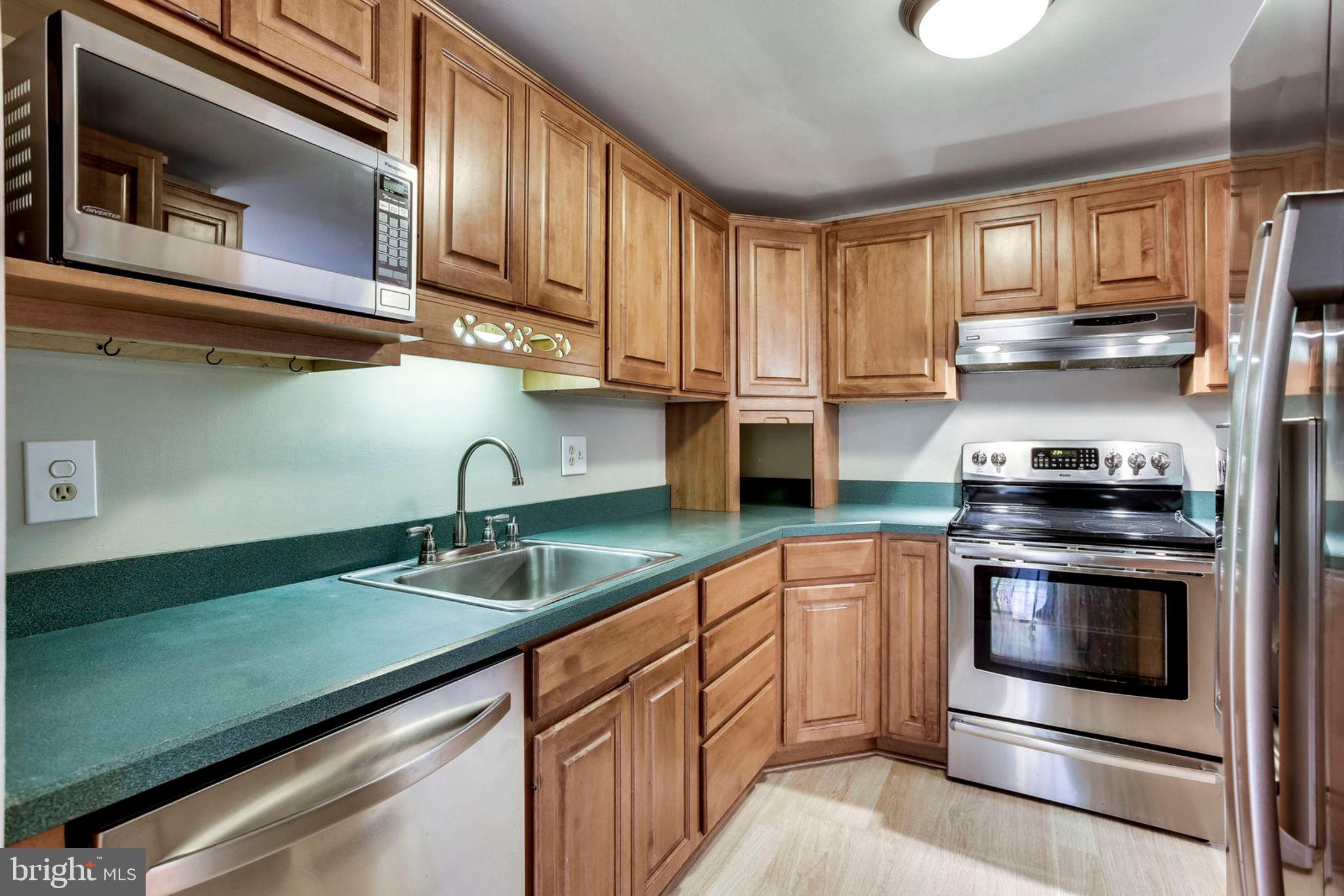 11001 Howland Drive Reston, VA 20191 - Photo 8 of 41 Kitchen